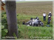 Auto van de dijk bij Sommelsdijk