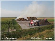 Hooibalen in brand bij Goedereede