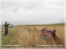 Auto van de weg, in de sloot