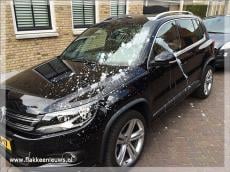 Auto's besmeurd met witte vloeistof