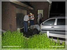 Auto in brand op oprit woonhuis