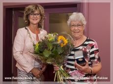 Mevrouw P.J. van de Graaf-Rijnsaard ontvangt gemeentepenning