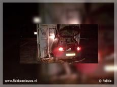 Auto rijdt stilstaande container binnen