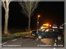 Auto tegen boom bij Den Bommel