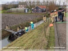 Auto van de dijk bij Oude-Tonge