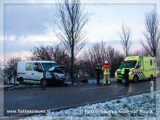Voertuig tegen een boom