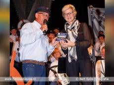 Uitreiking 3e CD Shantykoor aan burgemeester