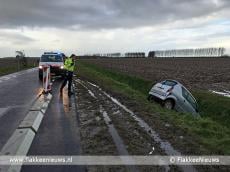 Auto in sloot bij Stellendam