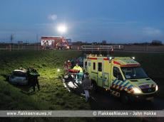 Bestuurder gewond bij auto van de dijk