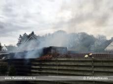 Zwarte rookpluimen boven Melissant door schuurbrand