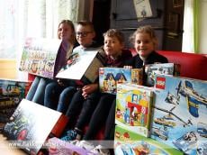 Kinderen uit Melissant geven LEGO aan kinderafdeling