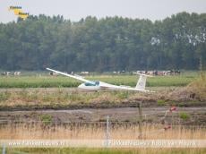 Zweefvliegtuig landt naast N57 bij Ouddorp