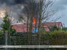 Vlammen uit het dak bij schuur Dirksland