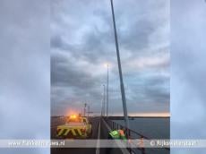 Verkeerschaos A29 door loszittende lantaarnpaal