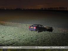 Auto van de dijk tussen Dirksland en Herkingen