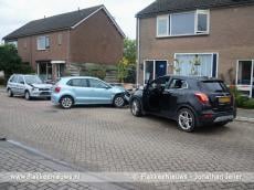 Auto raakt geparkeerde auto's, kind licht gewond