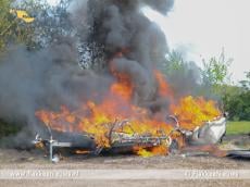 Caravan in brand en auto op z'n kant