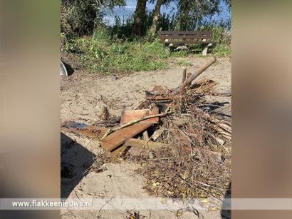 Vandalisme op strand Den Bommel