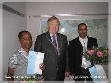 Burgemeester van der Meer overhandigt Nederlanderschap