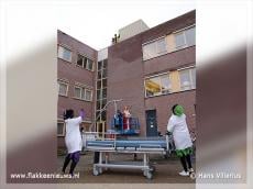 Zwarte pieten vast op dak van ziekenhuis