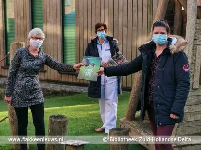 Bibliotheek schenkt prentenboek van het jaar aan Van Weel-Bethesda Ziekenhuis