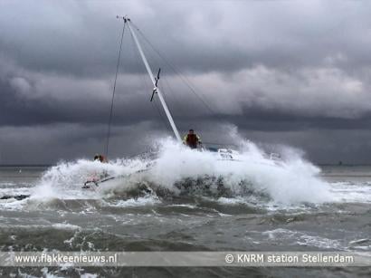 Zeiljacht in problemen voor de kust van Goeree