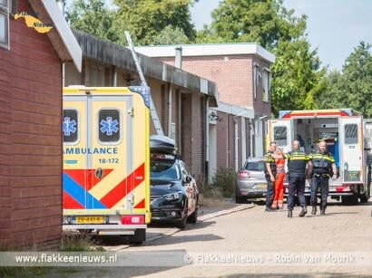 Man valt door dak van loods