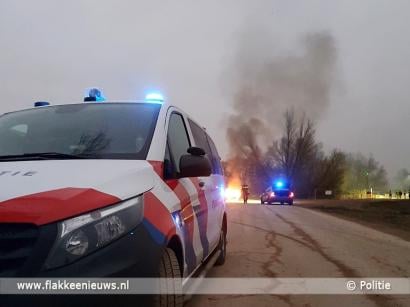 (update) Voertuig vliegt in brand na aanrijding met politieauto