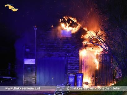 Schuur in brand langs het havenkanaal van Middelharnis