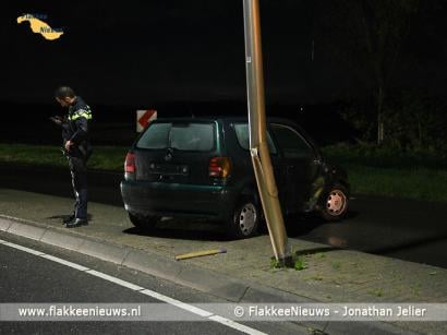 Auto tegen lantaarnpaal Zuidelijke Randweg Middelharnis
