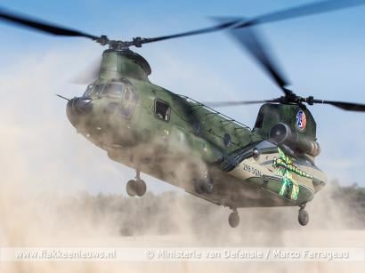 Chinook helikopter maakt buitenlandingen op Goeree-Overflakkee