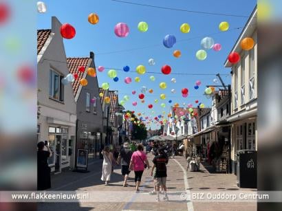 Pilotproject in Ouddorp Centrum: hanging baskets en vrolijke lampionnen