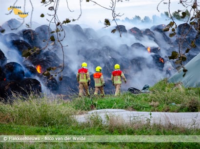 Grote brand met hooibalen aan de Kadeweg in Middelharnis