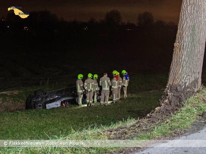 Bestelbusje tegen boom nabij Nieuwe-Tonge