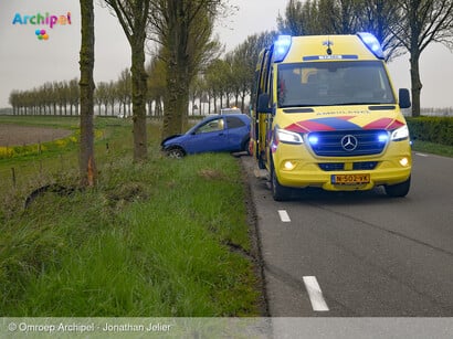 Auto vliegt uit de bocht in de polder
