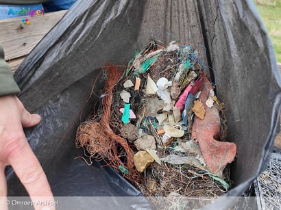 Vrijwilligers zetten zich in voor een schoon strand