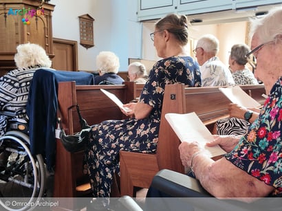 Bewoners De Vliedberg met burgemeester naar de kerk