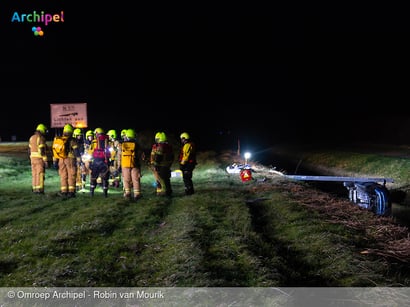 Auto raakt te water, bestuurder gewond naar ziekenhuis