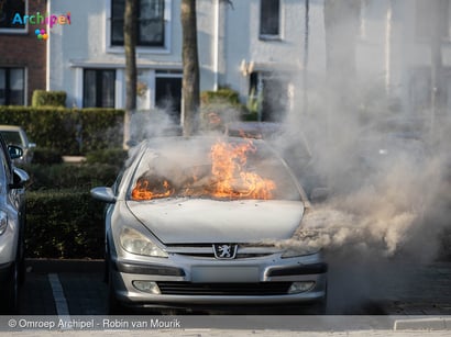 Brand verwoest auto op parkeerplaats