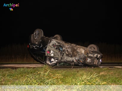 Auto over de kop door botsing met andere personenwagen