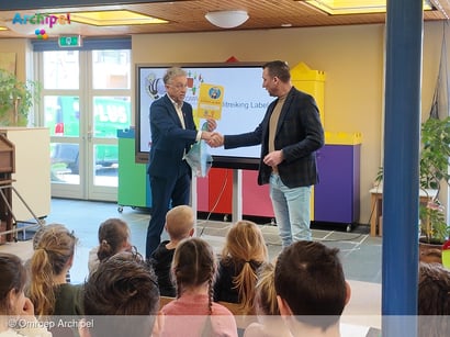 Wethouder weer even voor de klas bij CBS Het Kompas