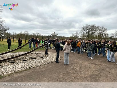Scholieren en burgemeester bezoeken Westerbork