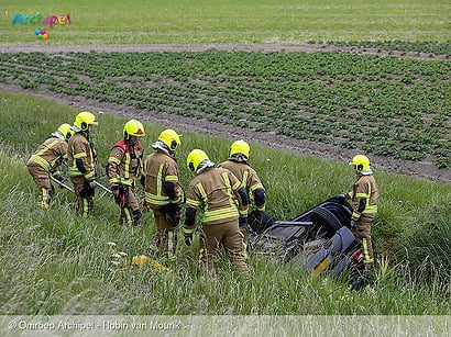 Auto te water: inzittenden lopen naar N57 om hulp te zoeken