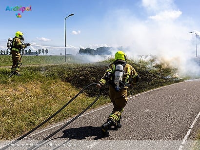 Brandweer blust bermbrand bij fietstunnel