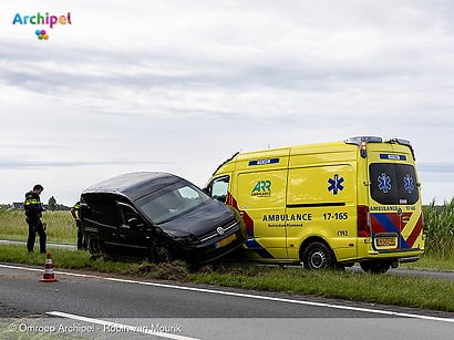 Ambulance botst op bestelwagen op de N215