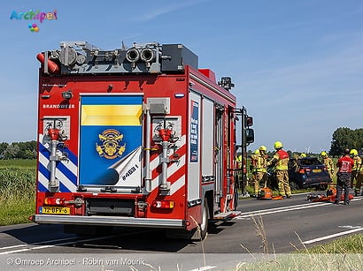 Automobilist en hondje raken van de weg op de N215
