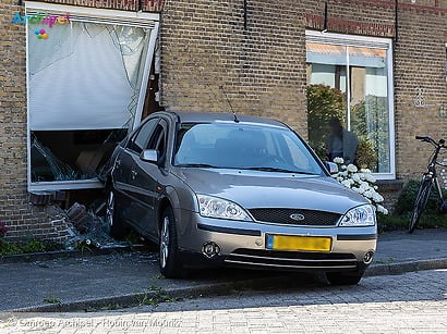 Automobilist rijdt eigen gevel aan puin