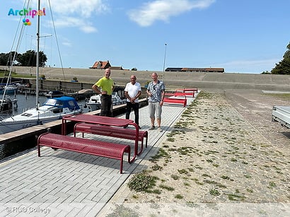 RGO College doneert picknicktafels aan haven Battenoord