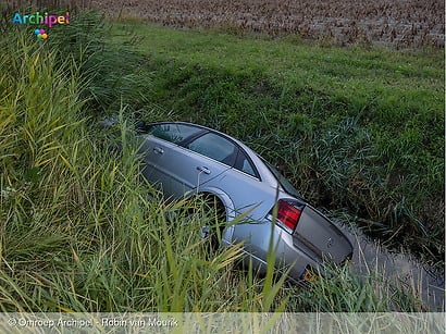 Auto in sloot zorgt voor onnodige inzet hulpdiensten