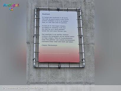 Nieuw gedicht op gemeentehuis zet aan tot nadenken